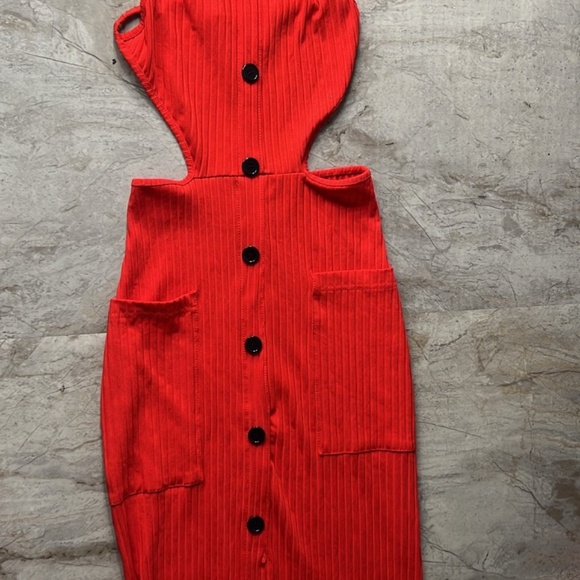 Red dress - Picture 2 of 2